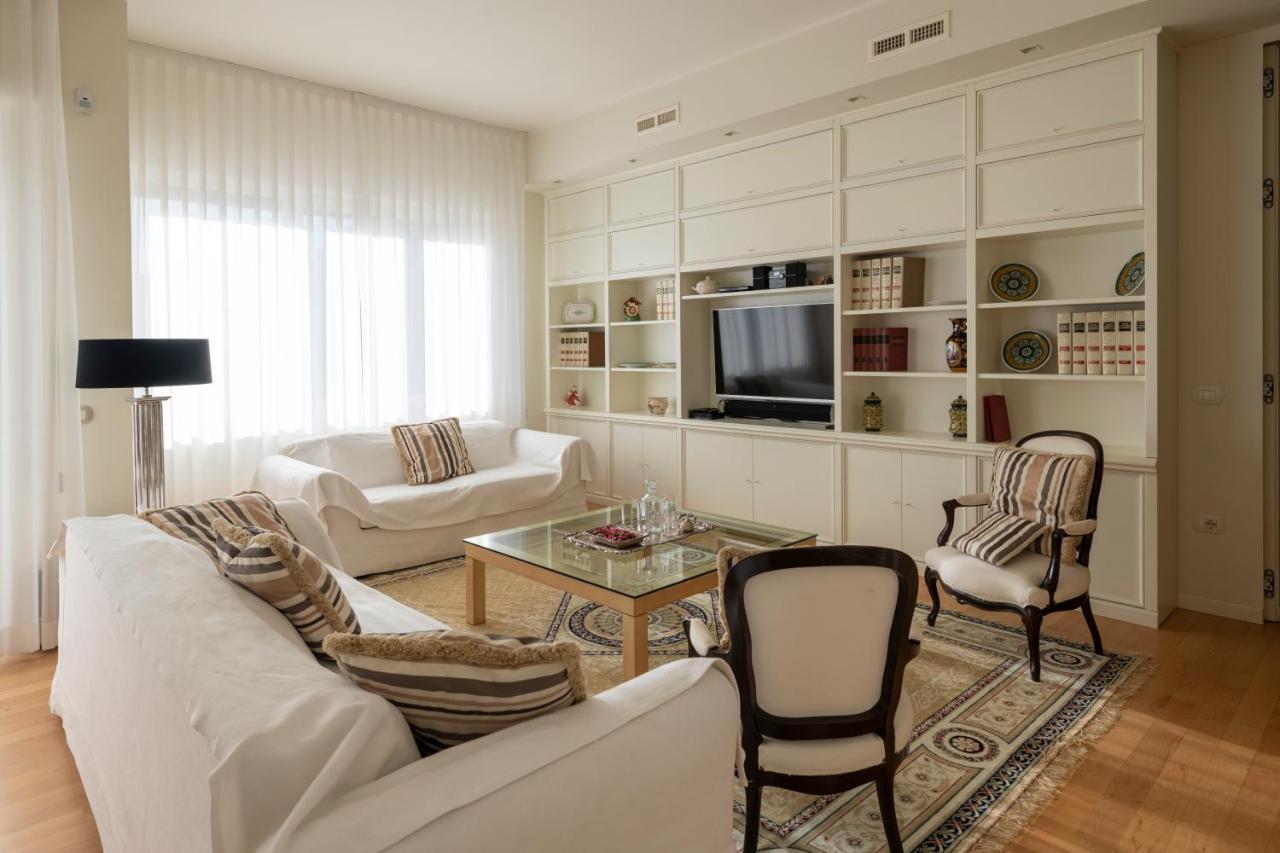 Casa Gramsci Luxury Apartment เปซาโร ภายนอก รูปภาพ